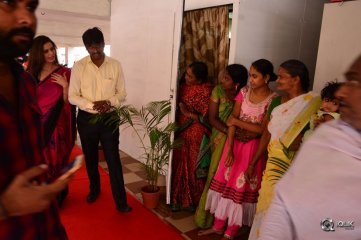 Meenakshi Dixit Launches Naturals Salon at Vijayawada
